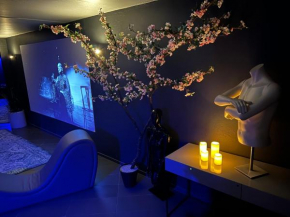 Jacuzzi Cinema loft